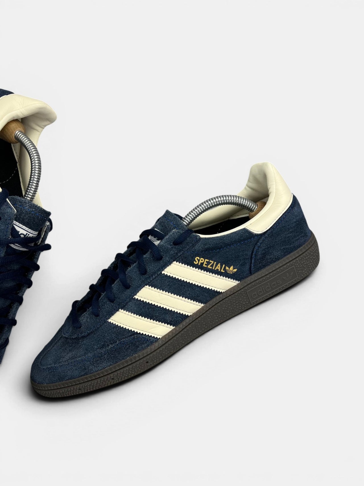Adidas Spezial Night Indigo — buty sportowe męskie w bardzo dobrym stanie rozmiar 42 2/3, zewnętrzny panel lewego buta