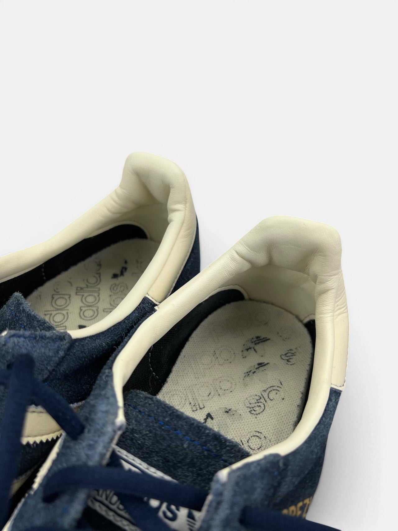 Adidas Spezial Night Indigo — buty sportowe męskie w bardzo dobrym stanie rozmiar 42 2/3, zapiętki butów