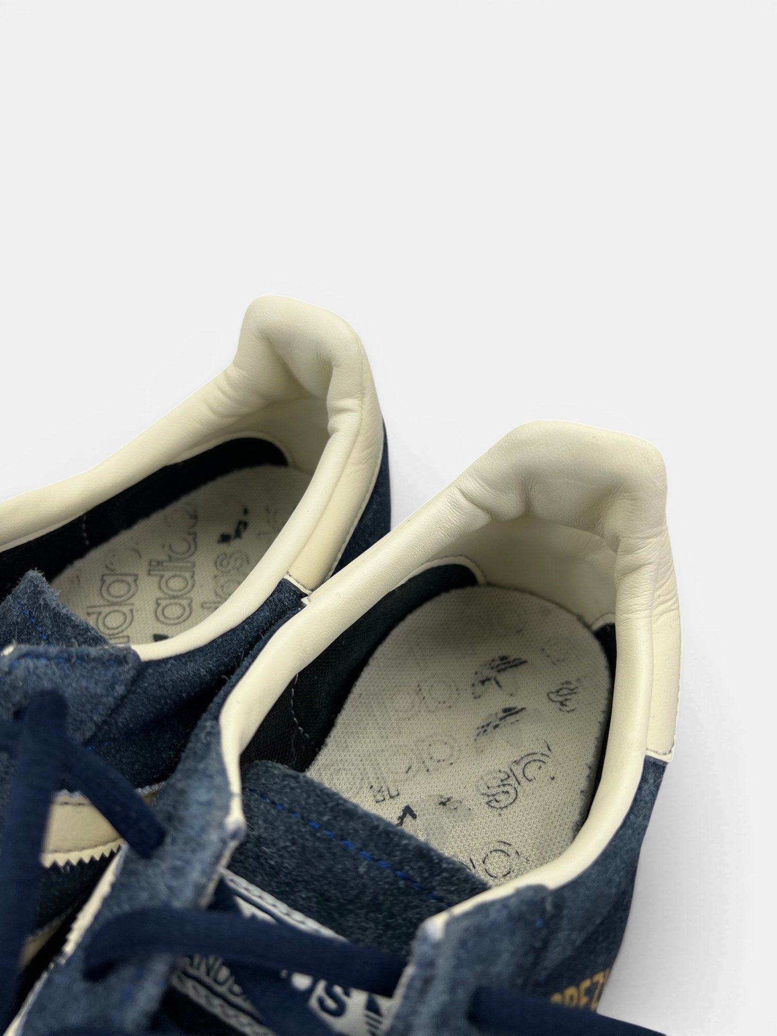 Adidas Spezial Night Indigo — buty sportowe męskie w bardzo dobrym stanie rozmiar 42 2/3, zapiętki butów