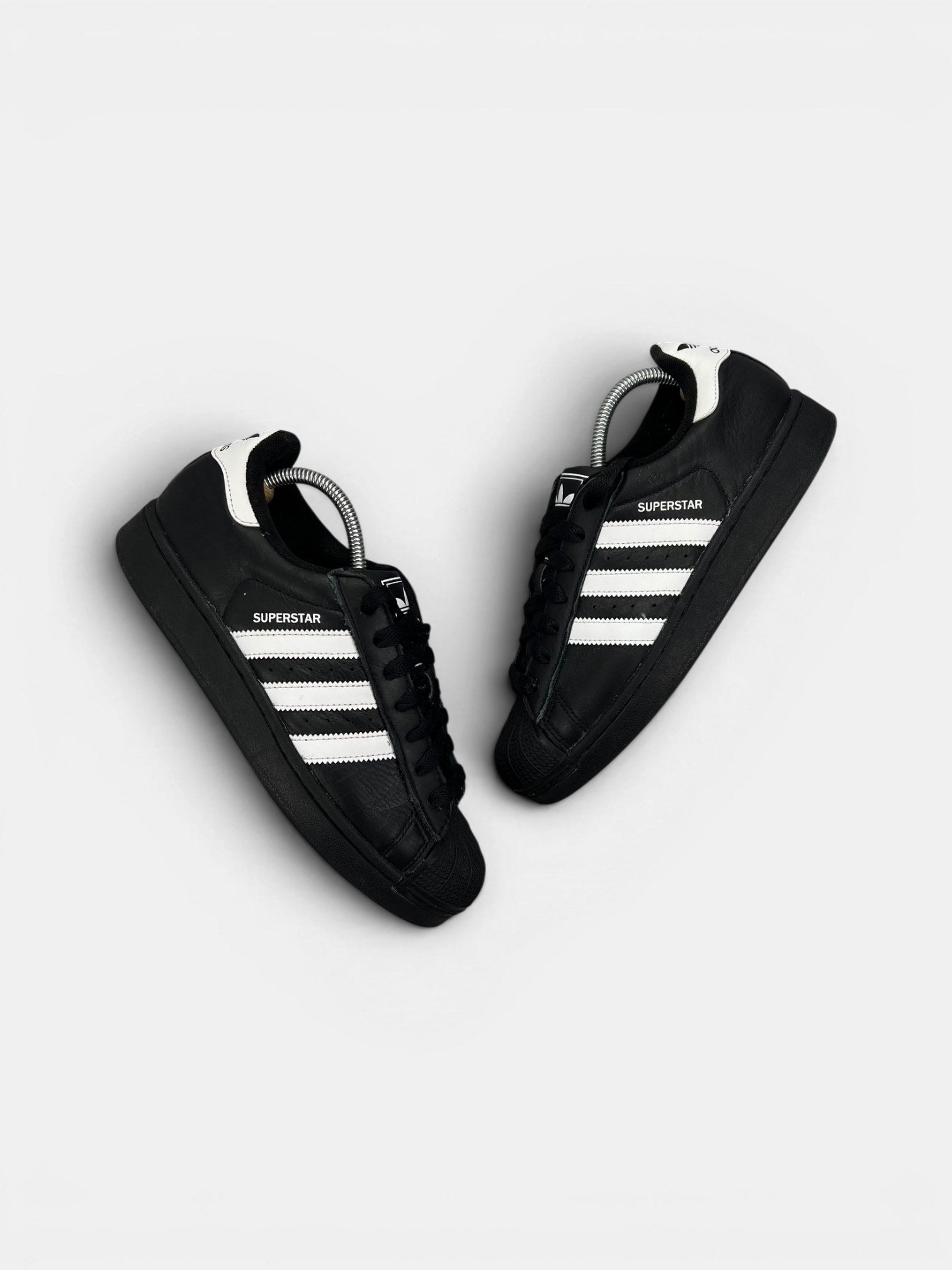 Adidas Superstar II Black White — buty sportowe męskie w bardzo dobrym stanie rozmiar 41 1/3, widok z góry na zewnętrzną stronę butów