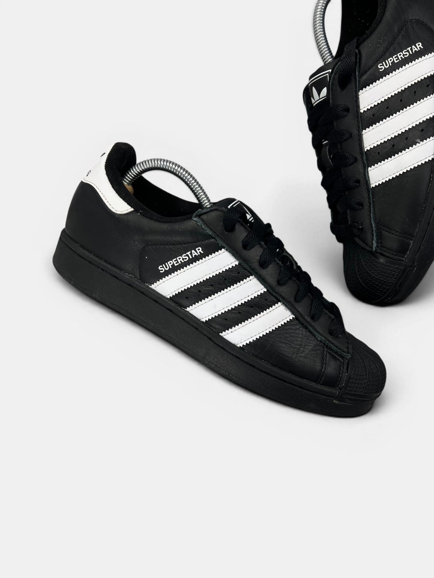 Adidas Superstar II Black White — buty sportowe męskie w bardzo dobrym stanie rozmiar 41 1/3, zewnętrzny panel prawego buta