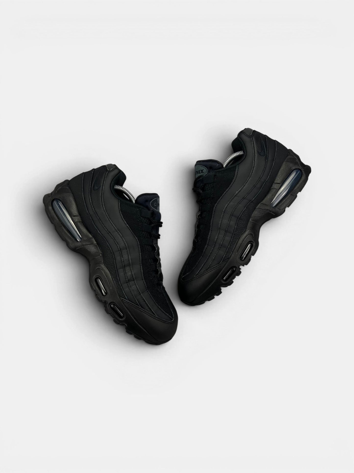 Nike Air Max 95 OG Black — buty sportowe męskie w bardzo dobrym stanie rozmiar 44, widok z góry na zewnętrzną stronę butów