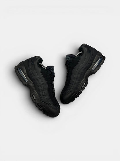Nike Air Max 95 OG Black — buty sportowe męskie w bardzo dobrym stanie rozmiar 44, widok z góry na zewnętrzną stronę butów