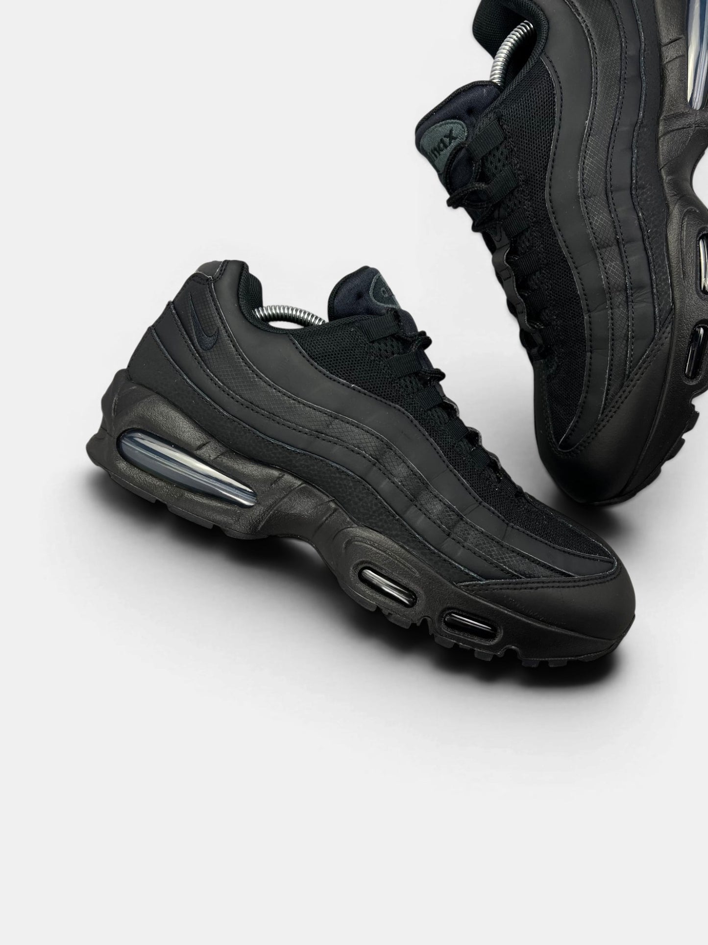 Nike Air Max 95 OG Black — buty sportowe męskie w bardzo dobrym stanie rozmiar 44, zewnętrzny panel prawego buta