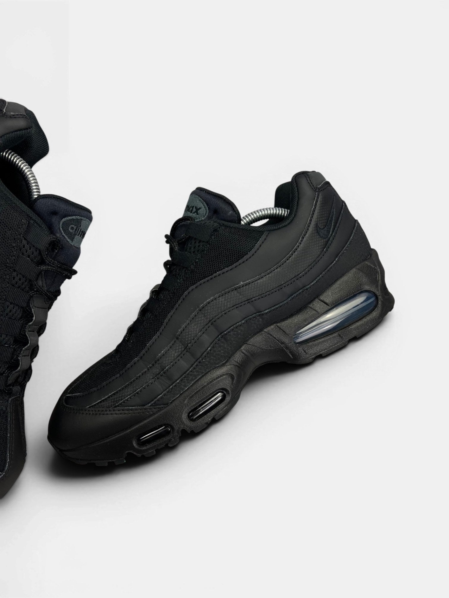 Nike Air Max 95 OG Black — buty sportowe męskie w bardzo dobrym stanie rozmiar 44, zewnętrzny panel lewego buta