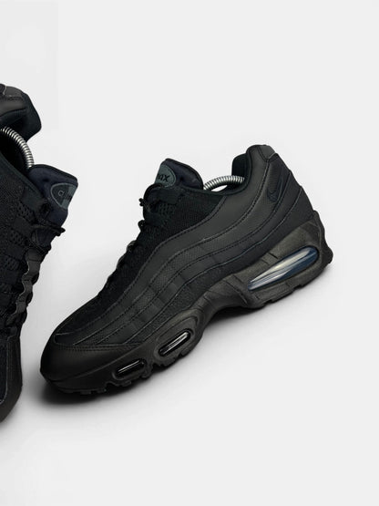 Nike Air Max 95 OG Black — buty sportowe męskie w bardzo dobrym stanie rozmiar 44, zewnętrzny panel lewego buta