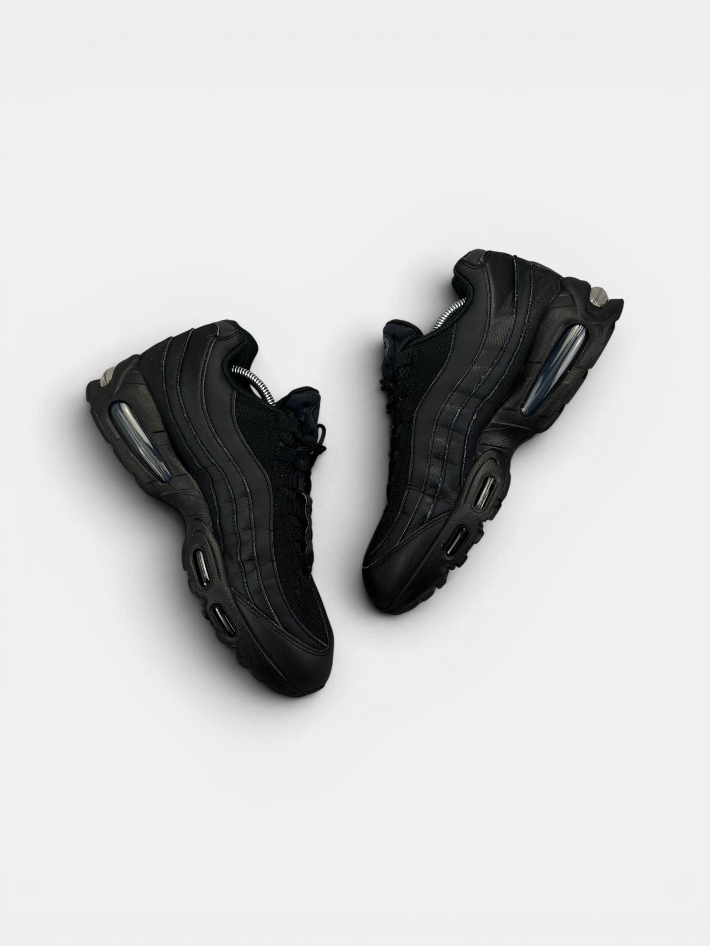 Nike Air Max 95 OG Black — buty sportowe męskie w bardzo dobrym stanie rozmiar 44, widok z góry na wewnętrzną stronę butów