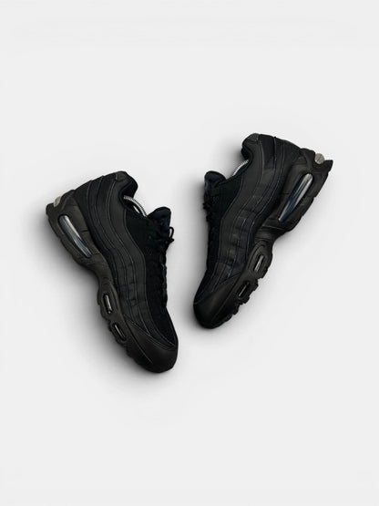 Nike Air Max 95 OG Black — buty sportowe męskie w bardzo dobrym stanie rozmiar 44, widok z góry na wewnętrzną stronę butów