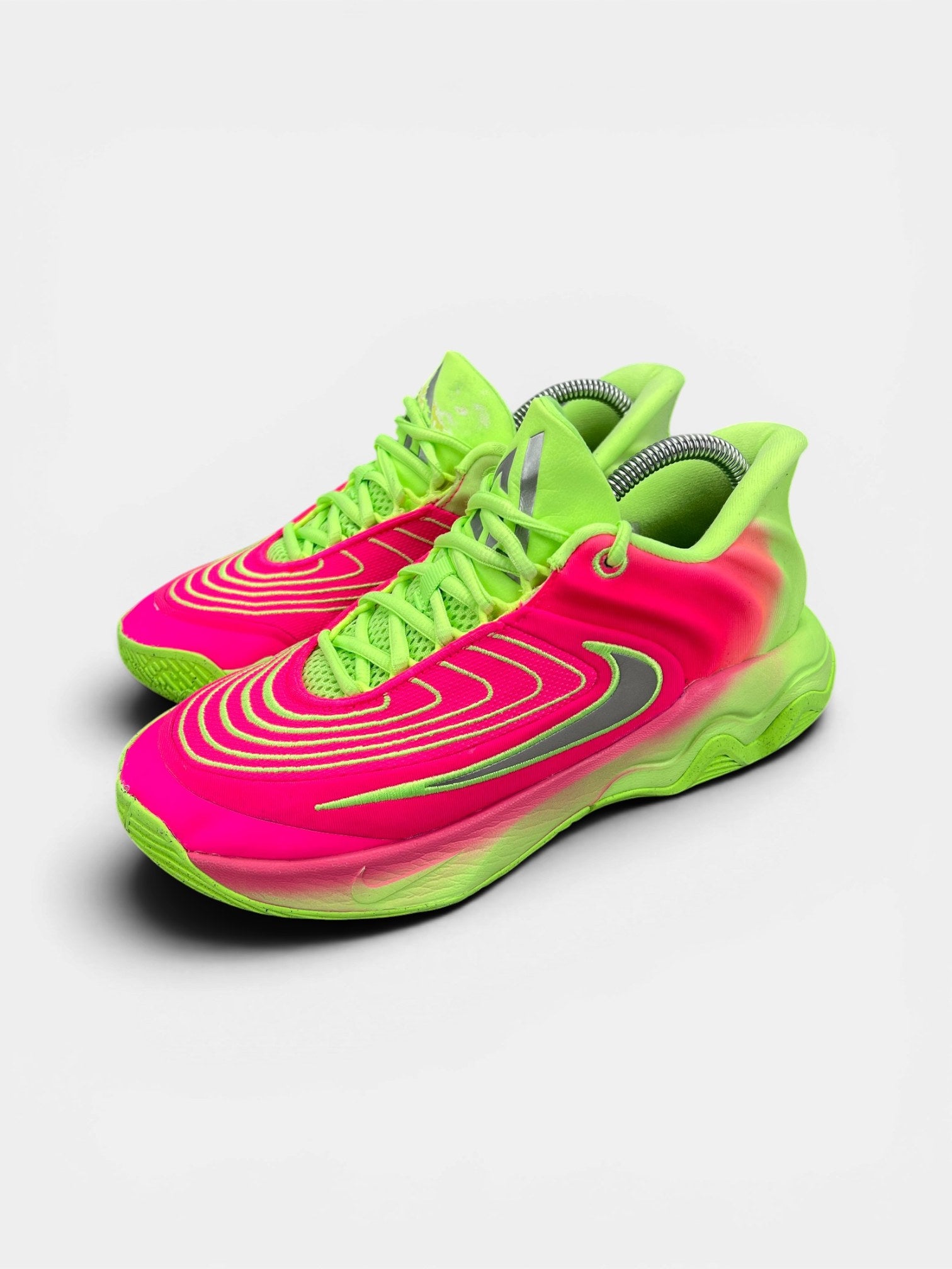 Nike Giannis Immortality 4 Eva — buty sportowe damskie w bardzo dobrym stanie rozmiar 38.5, widok z boku