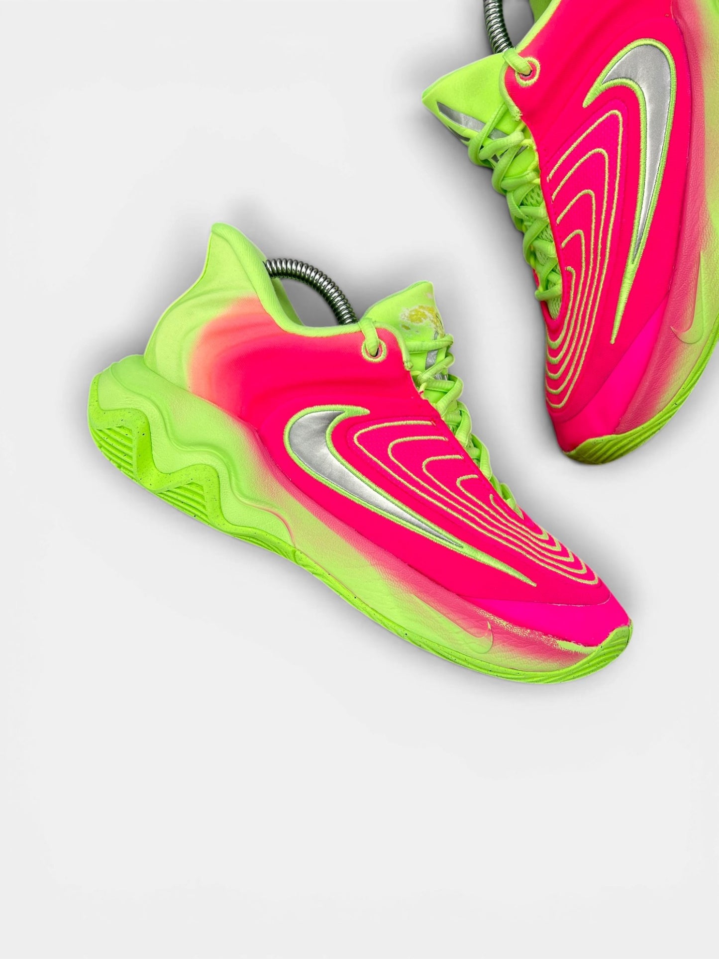 Nike Giannis Immortality 4 Eva — buty sportowe damskie w bardzo dobrym stanie rozmiar 38.5, zewnętrzny panel prawego buta
