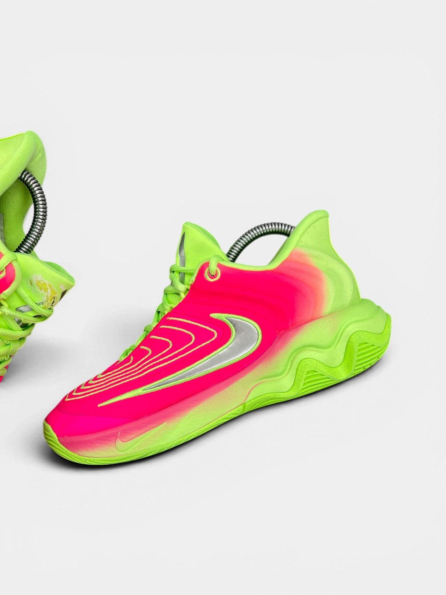 Nike Giannis Immortality 4 Eva — buty sportowe damskie w bardzo dobrym stanie rozmiar 38.5, zewnętrzny panel lewego buta