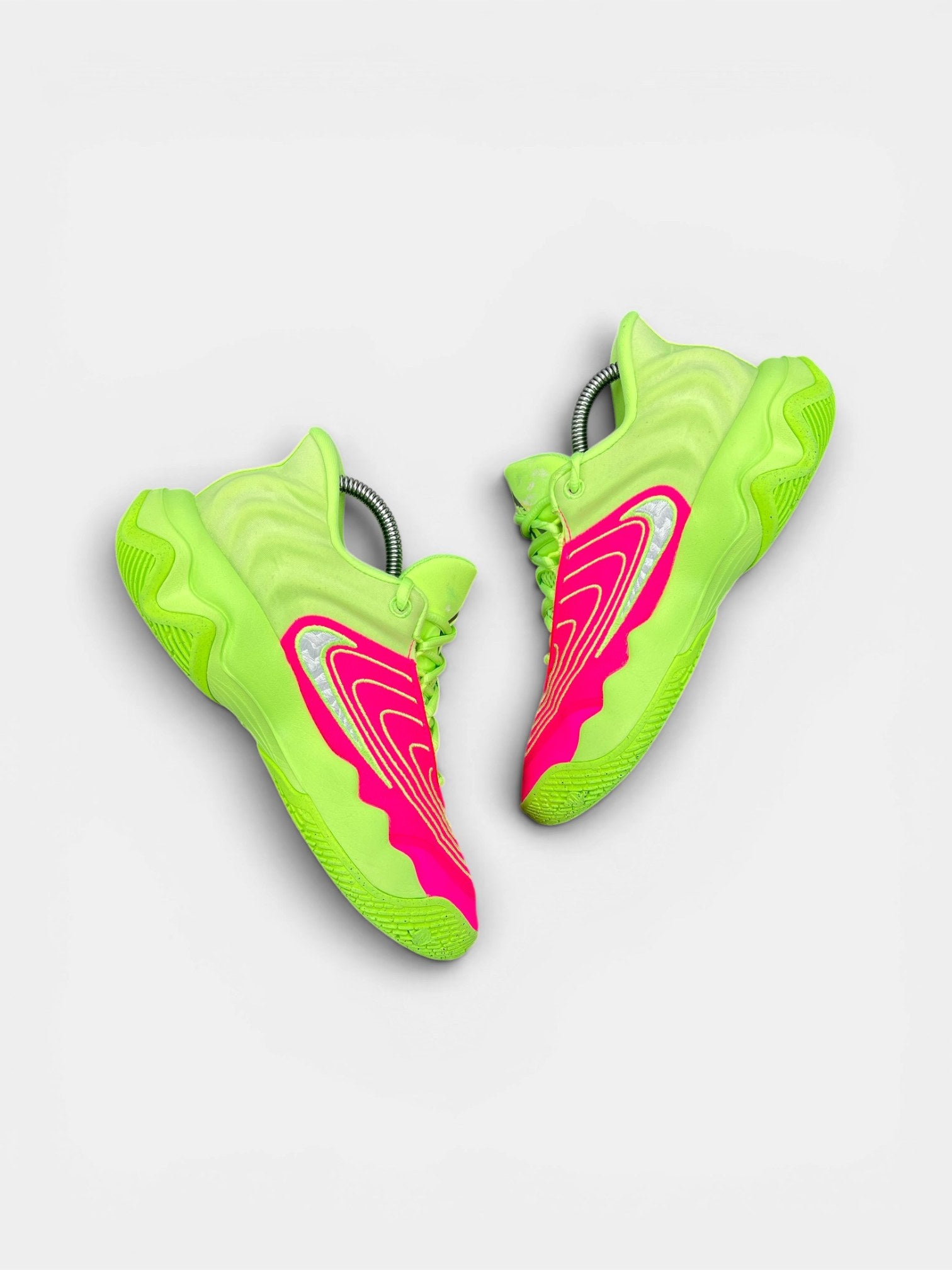 Nike Giannis Immortality 4 Eva — buty sportowe damskie w bardzo dobrym stanie rozmiar 38.5, widok z góry na wewnętrzną stronę butów
