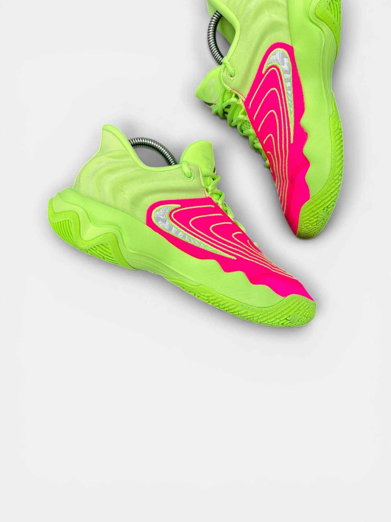 Nike Giannis Immortality 4 Eva — buty sportowe damskie w bardzo dobrym stanie rozmiar 38.5, wewnętrzny panel lewego buta
