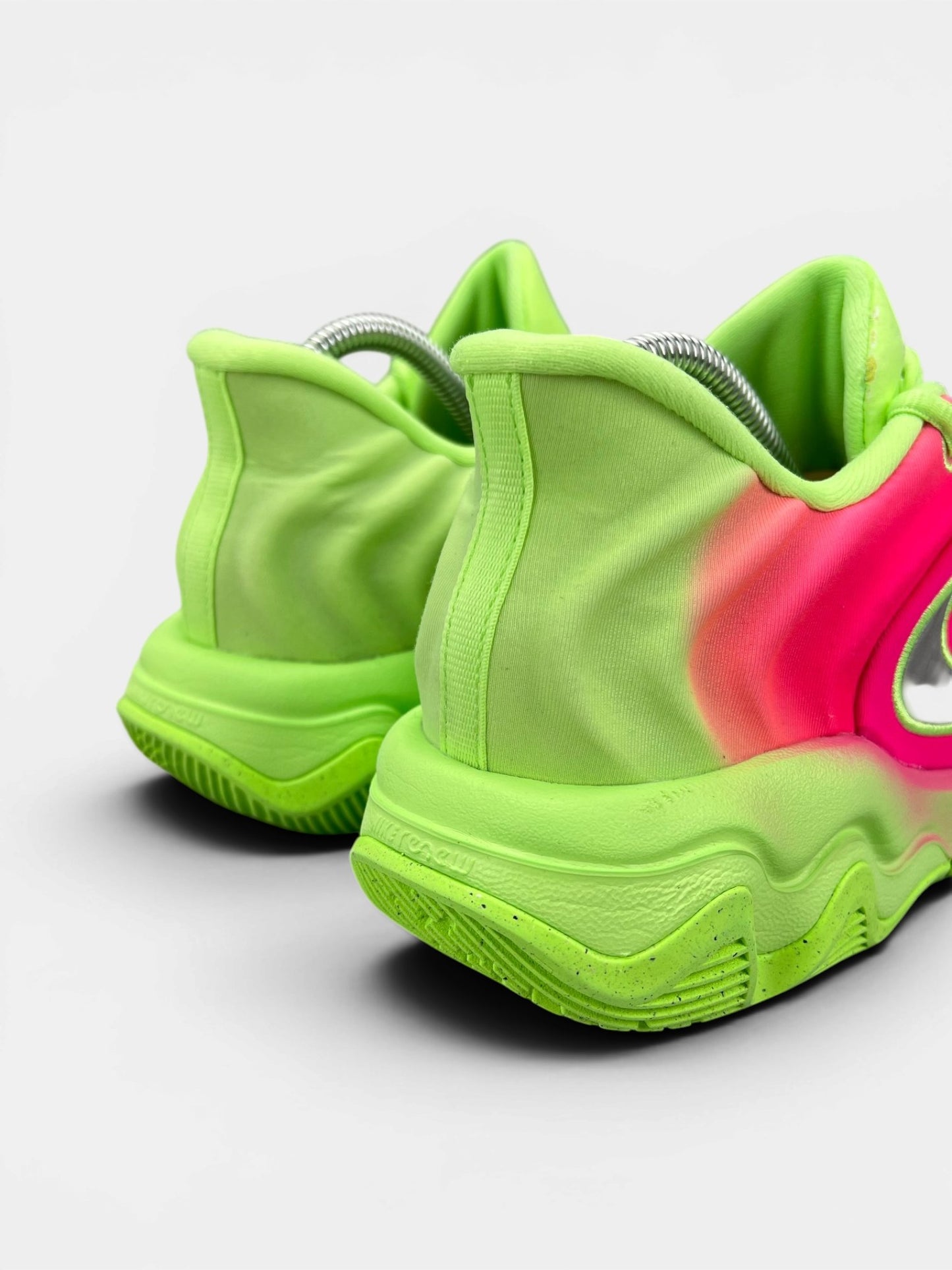 Nike Giannis Immortality 4 Eva — buty sportowe damskie w bardzo dobrym stanie rozmiar 38.5, widok z tyłu