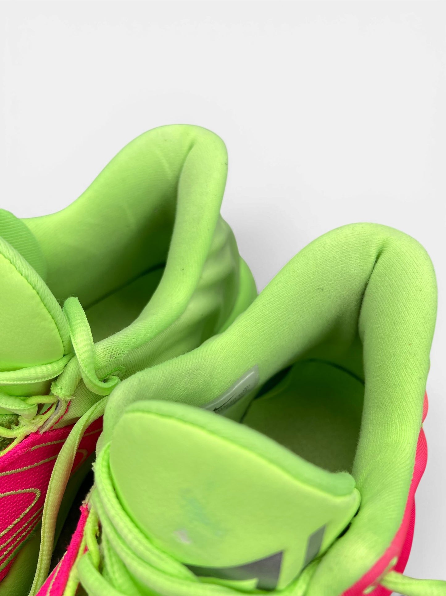 Nike Giannis Immortality 4 Eva — buty sportowe damskie w bardzo dobrym stanie rozmiar 38.5, zapiętki butów