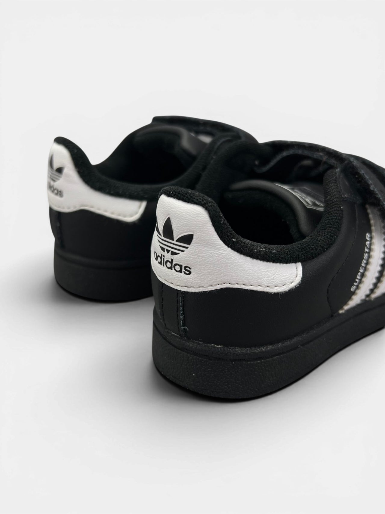 Adidas Superstar II — buty sportowe dziecięce w bardzo dobrym stanie rozmiar 25, widok z góry na zewnętrzną stronę butów