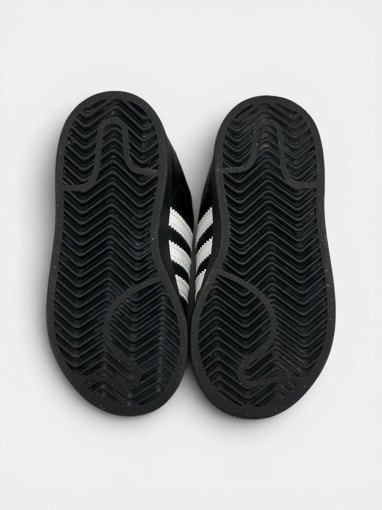 Adidas Superstar II — buty sportowe dziecięce w bardzo dobrym stanie rozmiar 25, zewnętrzny panel prawego buta