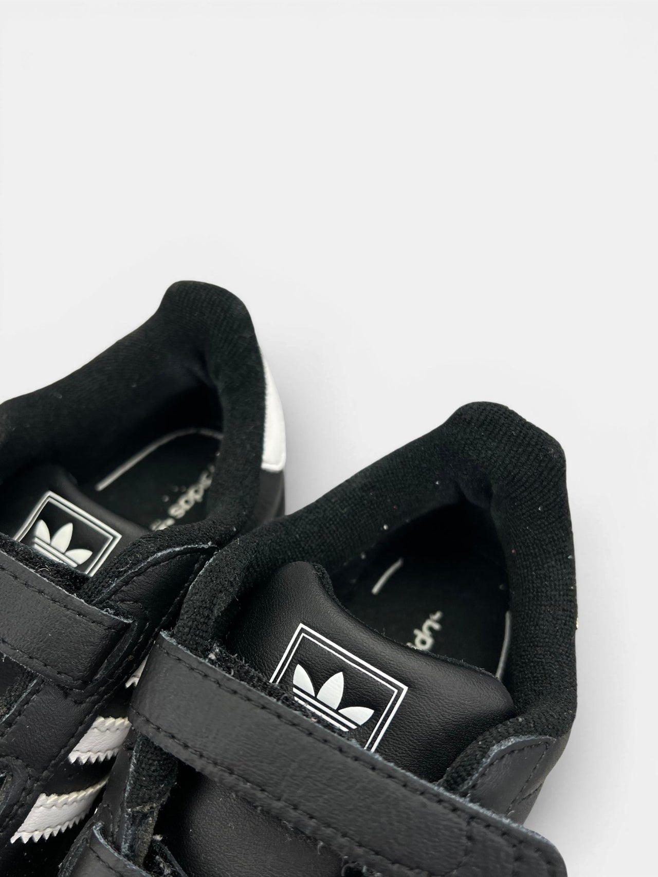 Adidas Superstar II — buty sportowe dziecięce w bardzo dobrym stanie rozmiar 25, zewnętrzny panel lewego buta