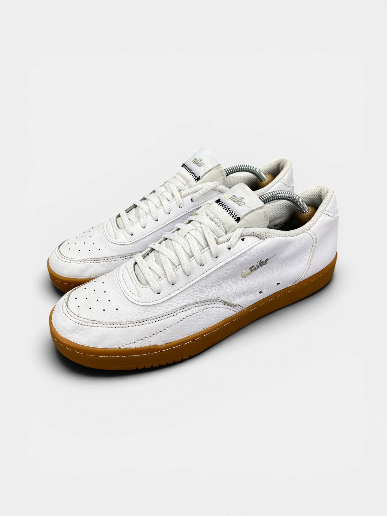 Nike Court Vintage Premium White Gum — buty sportowe męskie w bardzo dobrym stanie rozmiar 44.5, widok z boku