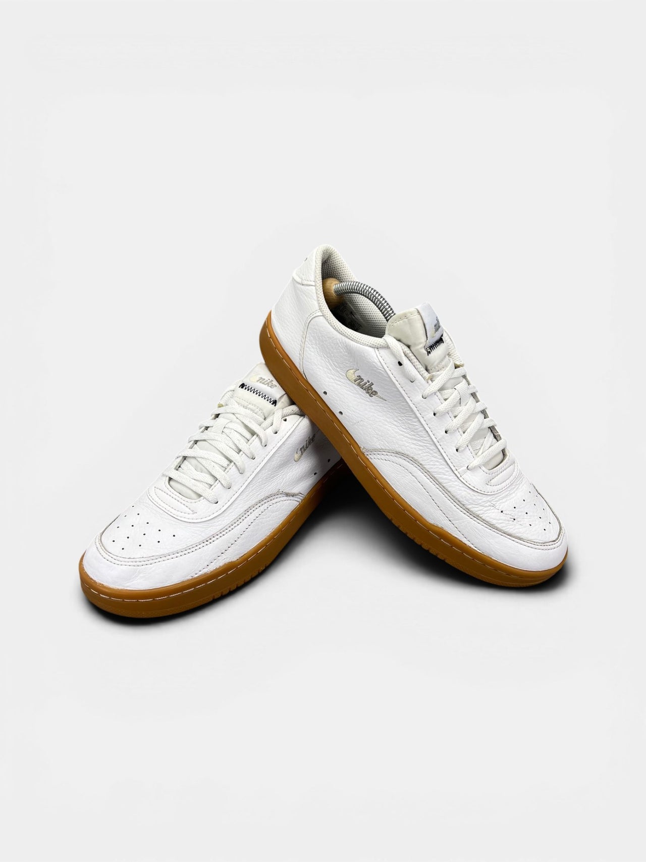 Nike Court Vintage Premium White Gum — buty sportowe męskie w bardzo dobrym stanie rozmiar 44.5, boczny profil