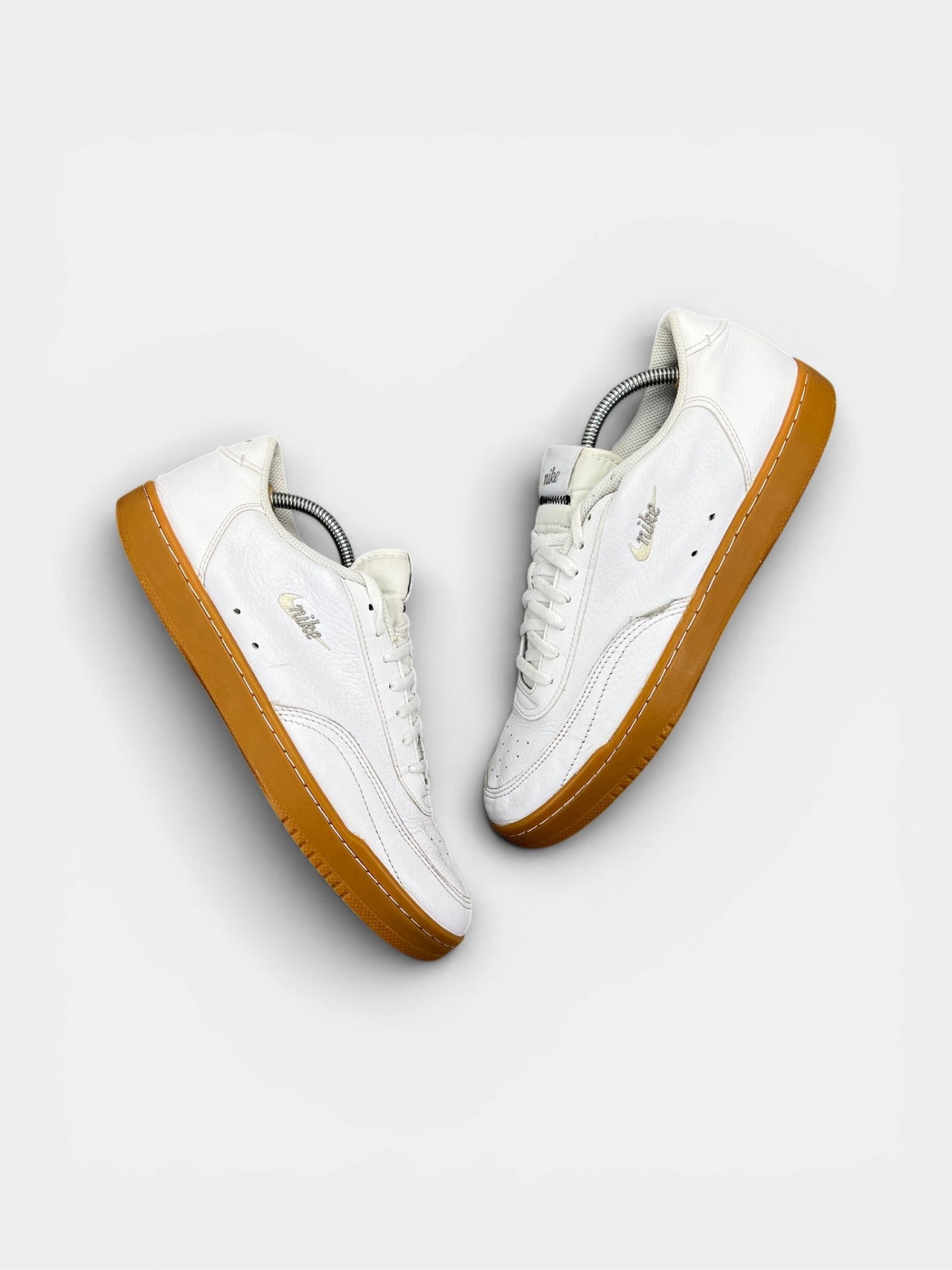 Nike Court Vintage Premium White Gum — buty sportowe męskie w bardzo dobrym stanie rozmiar 44.5, widok z góry na zewnętrzną stronę butów