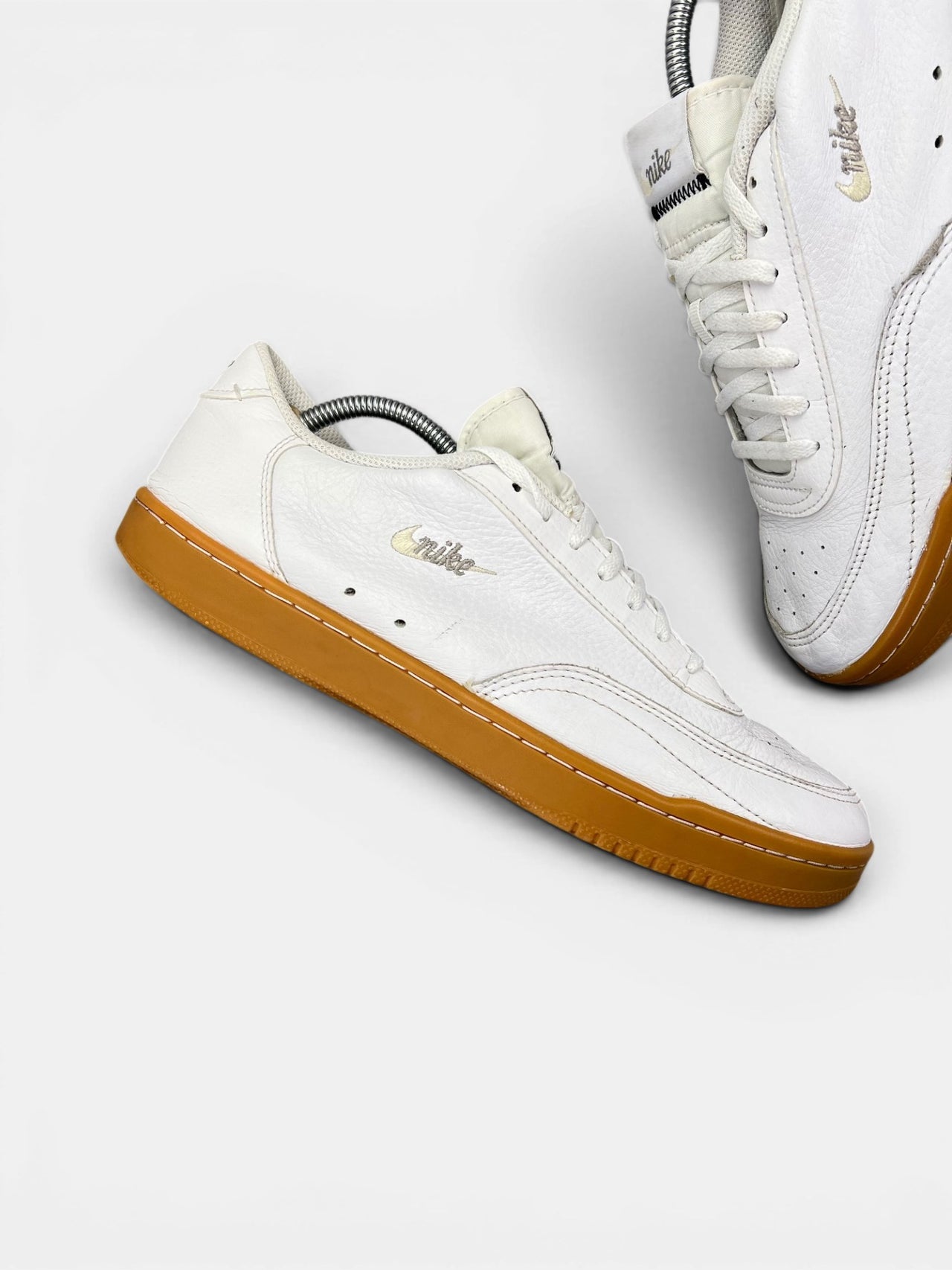 Nike Court Vintage Premium White Gum — buty sportowe męskie w bardzo dobrym stanie rozmiar 44.5, zewnętrzny panel prawego buta