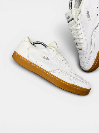Nike Court Vintage Premium White Gum — buty sportowe męskie w bardzo dobrym stanie rozmiar 44.5, zewnętrzny panel prawego buta