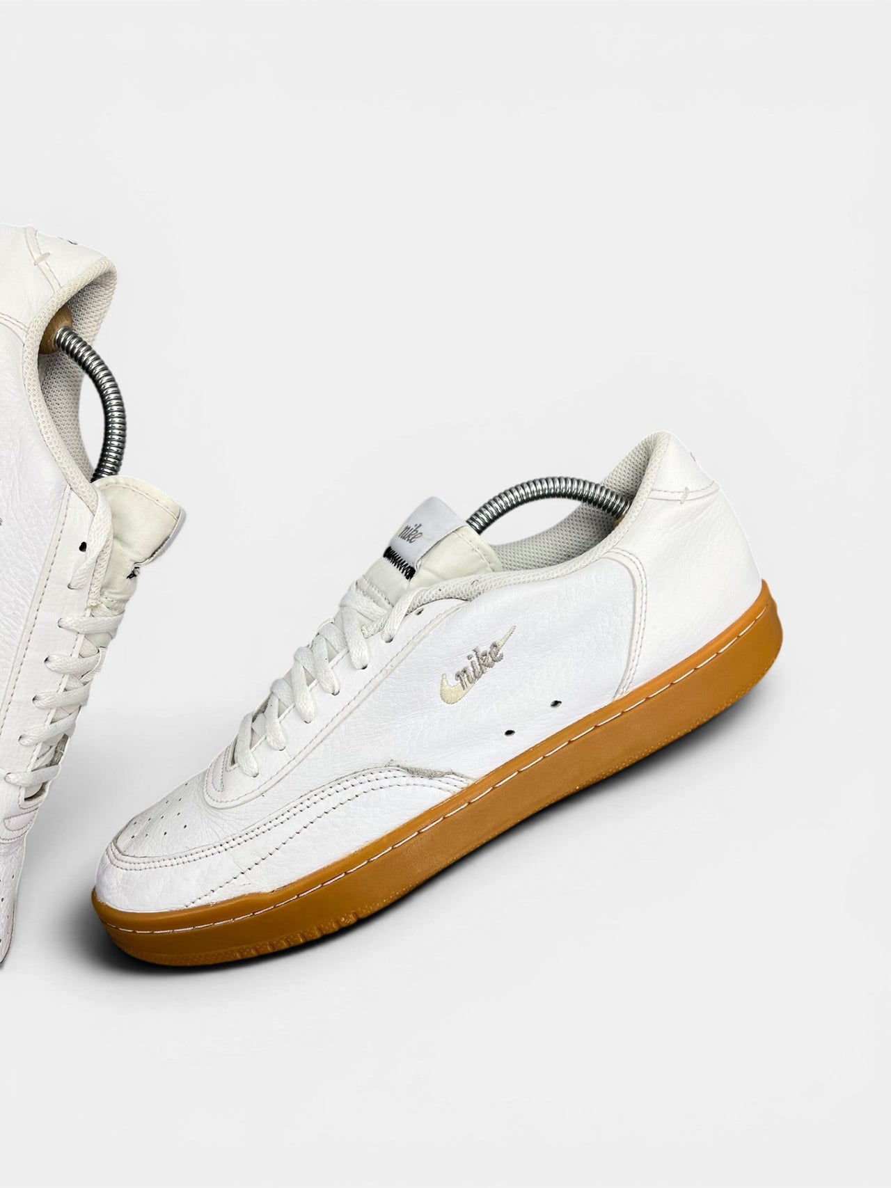 Nike Court Vintage Premium White Gum — buty sportowe męskie w bardzo dobrym stanie rozmiar 44.5, zewnętrzny panel lewego buta