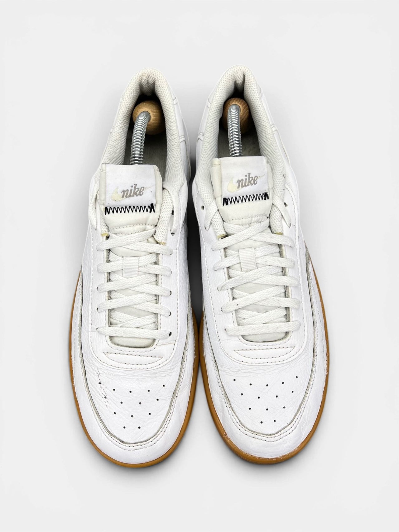 Nike Court Vintage Premium White Gum — buty sportowe męskie w bardzo dobrym stanie rozmiar 44.5, widok z góry