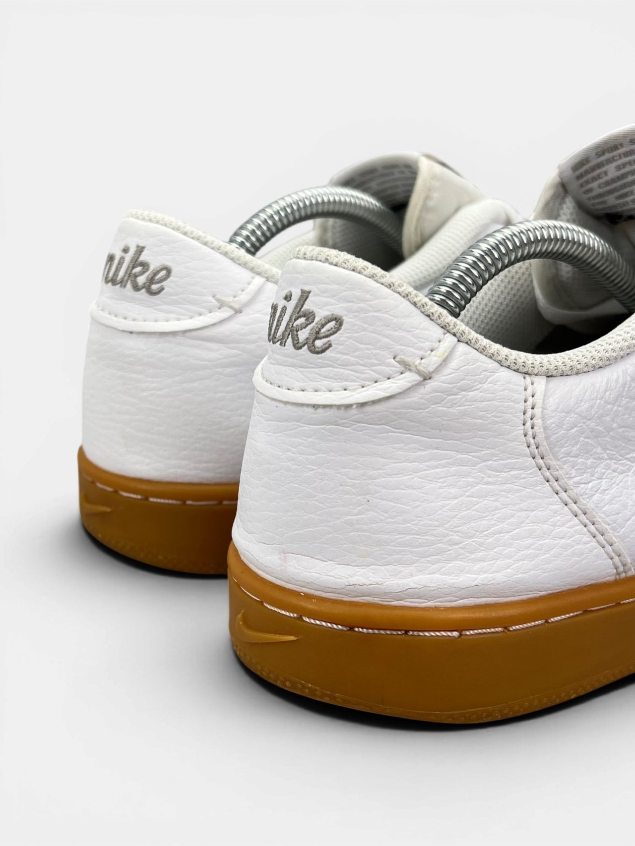 Nike Court Vintage Premium White Gum — buty sportowe męskie w bardzo dobrym stanie rozmiar 44.5, widok z tyłu