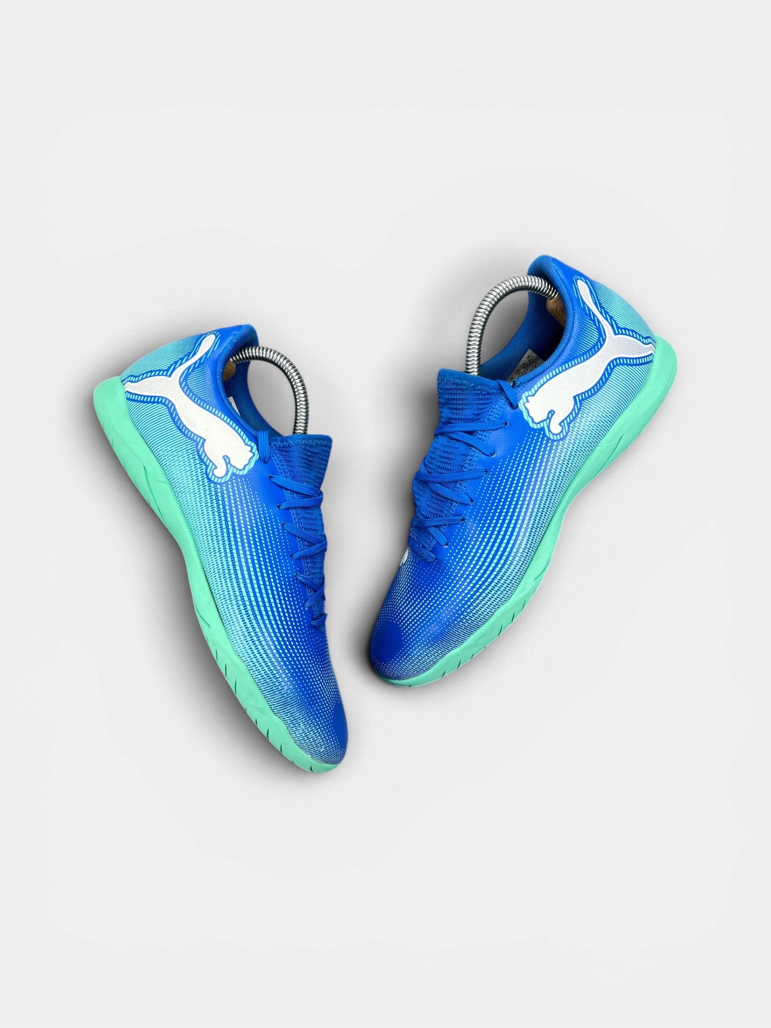 Puma Future 7 Play IT Hyperlink Blue — buty sportowe męskie w bardzo dobrym stanie rozmiar 41, widok z góry na zewnętrzną stronę butów