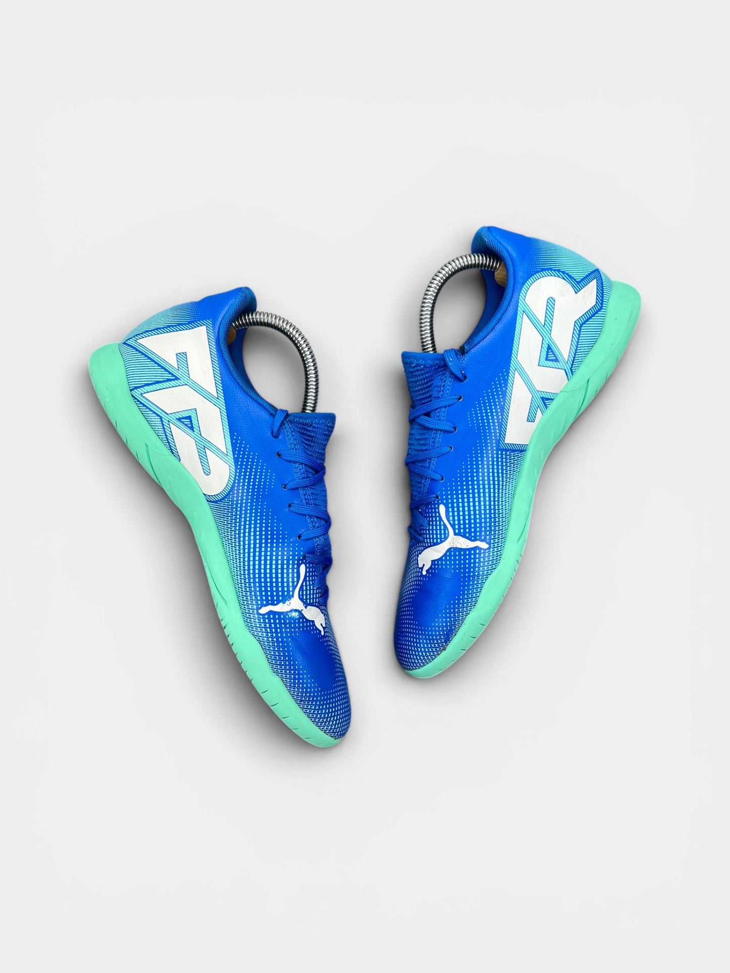 Puma Future 7 Play IT Hyperlink Blue — buty sportowe męskie w bardzo dobrym stanie rozmiar 41, widok z góry na wewnętrzną stronę butów
