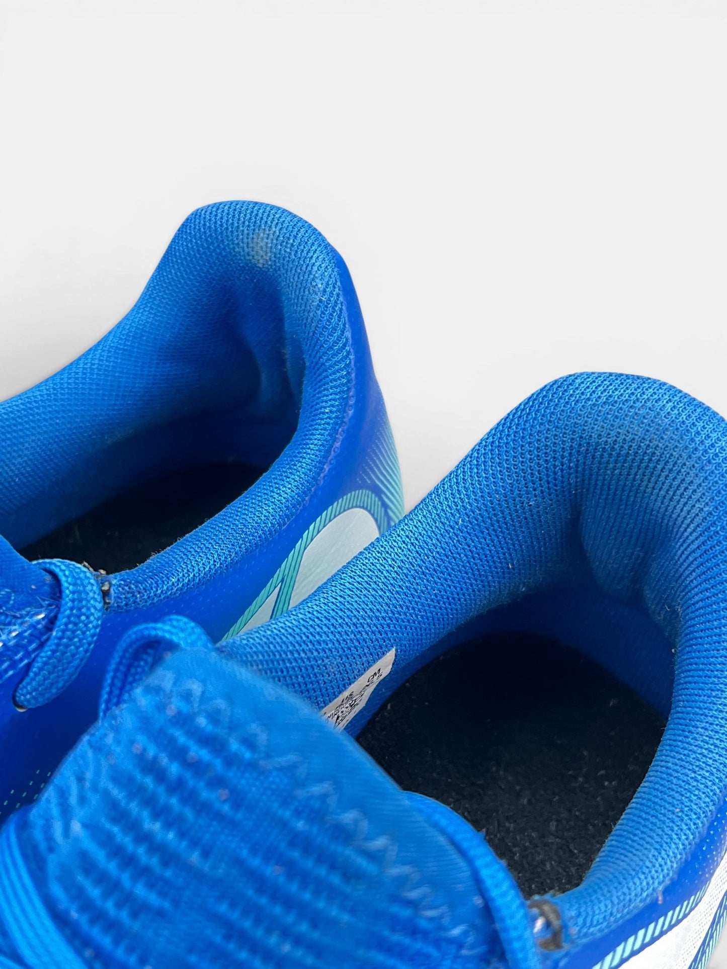 Puma Future 7 Play IT Hyperlink Blue — buty sportowe męskie w bardzo dobrym stanie rozmiar 41, zapiętki butów