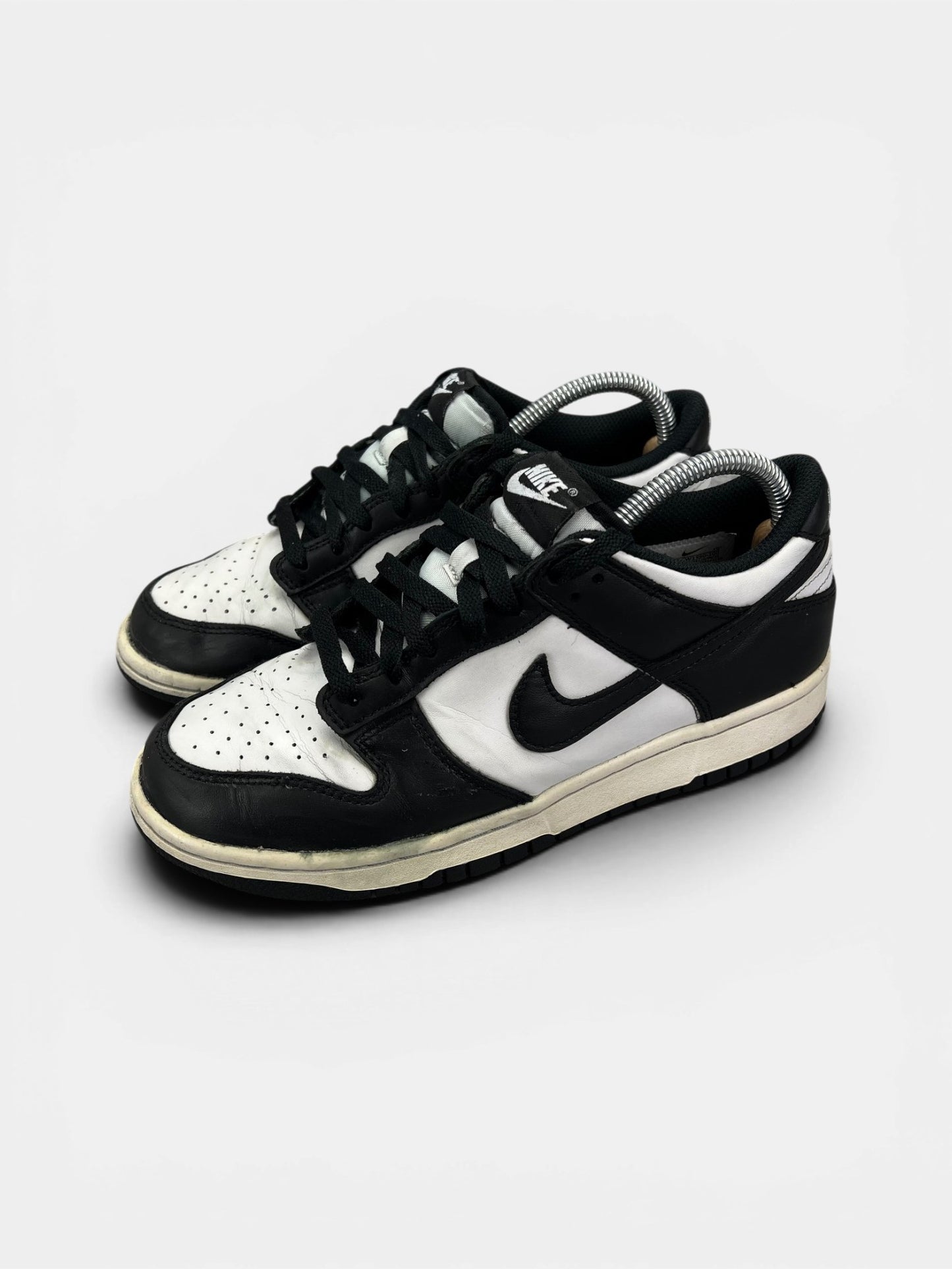 Nike Dunk Low Panda — buty sportowe damskie w dobrym stanie rozmiar 40, widok z boku