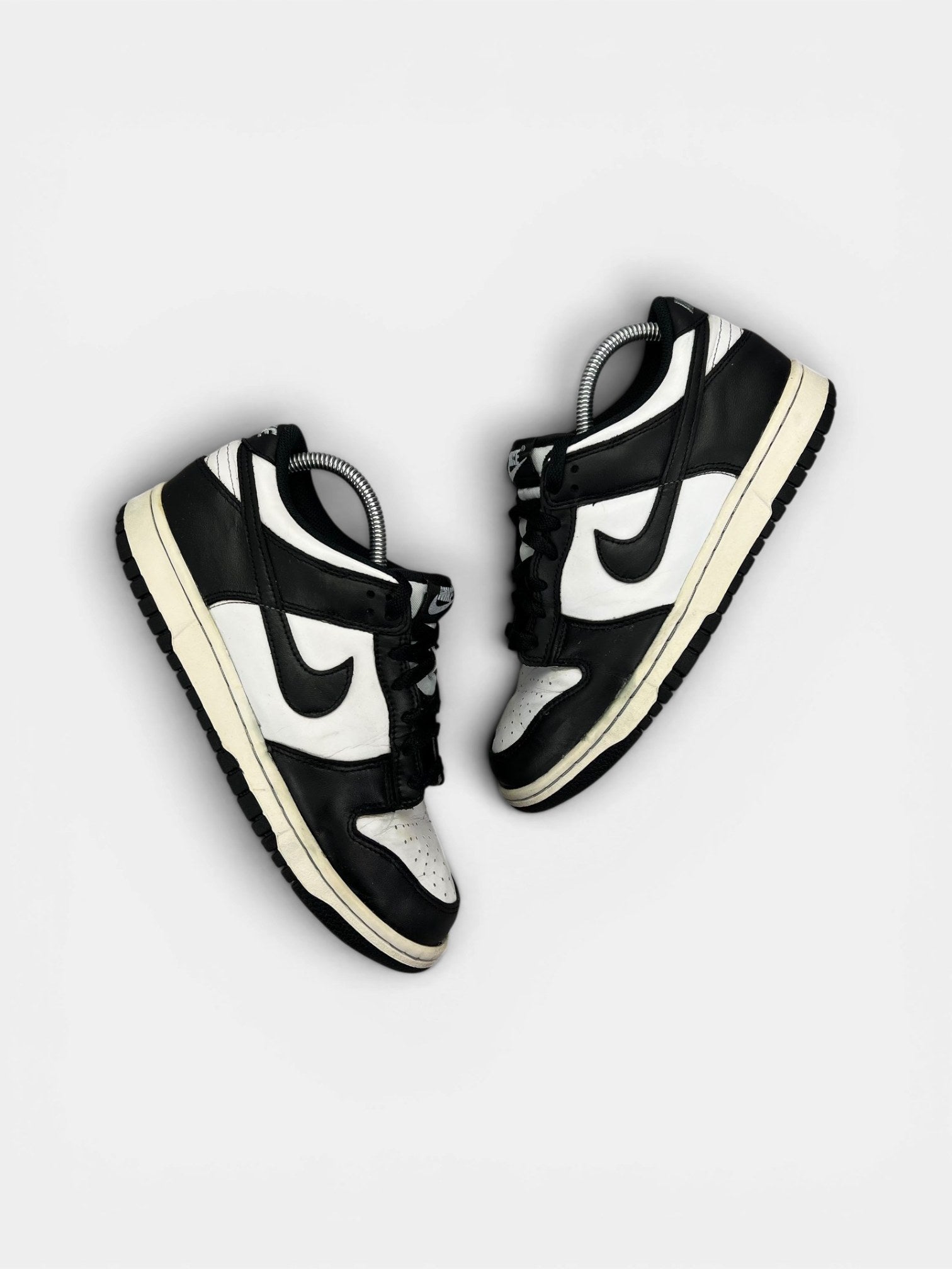 Nike Dunk Low Panda — buty sportowe damskie w dobrym stanie rozmiar 40, widok z góry na zewnętrzną stronę butów
