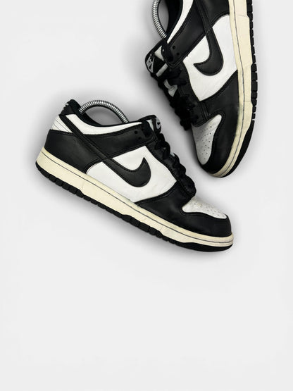 Nike Dunk Low Panda — buty sportowe damskie w dobrym stanie rozmiar 40, zewnętrzny panel prawego buta