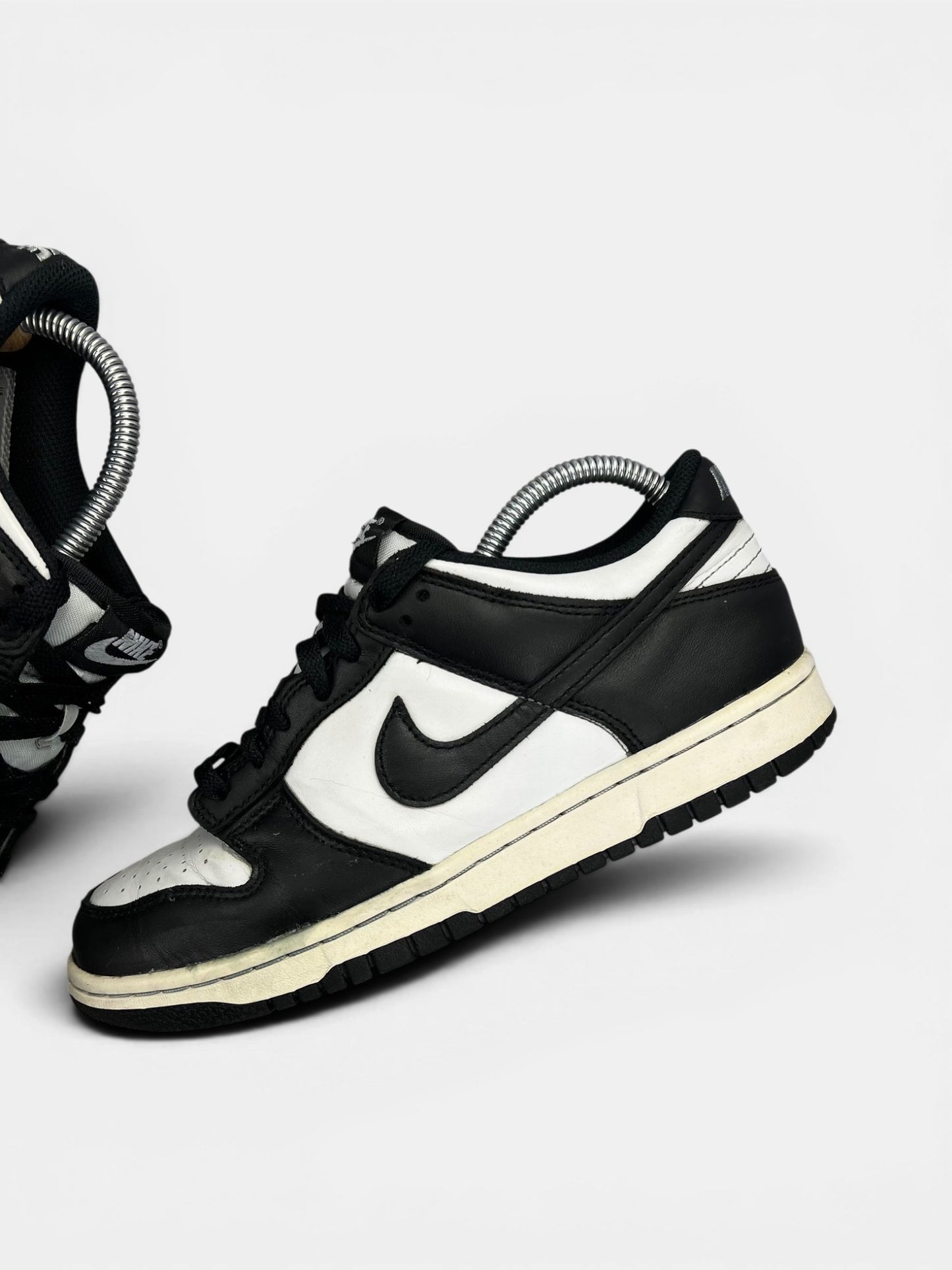 Nike Dunk Low Panda — buty sportowe damskie w dobrym stanie rozmiar 40, zewnętrzny panel lewego buta