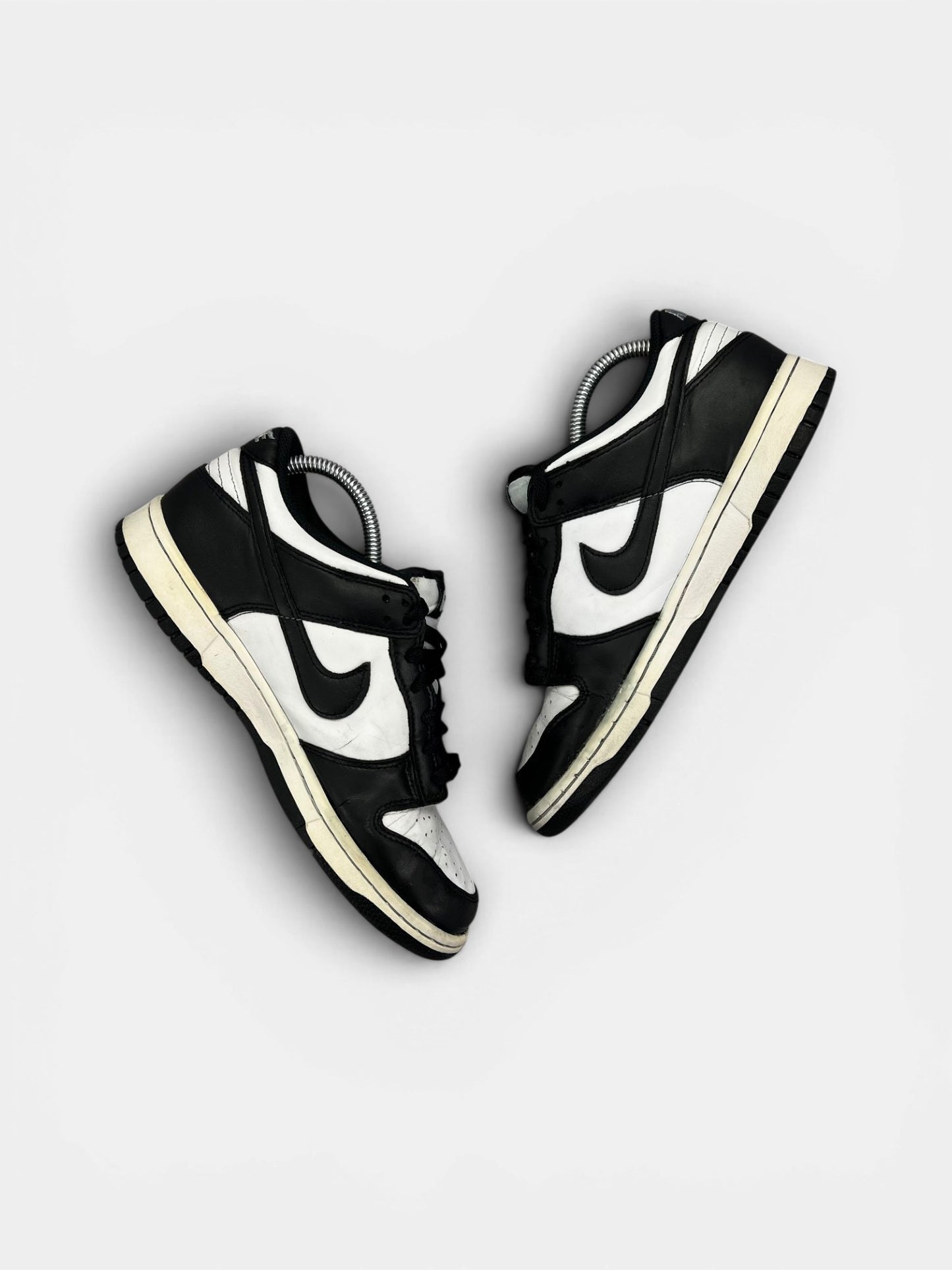 Nike Dunk Low Panda — buty sportowe damskie w dobrym stanie rozmiar 40, widok z góry na wewnętrzną stronę butów