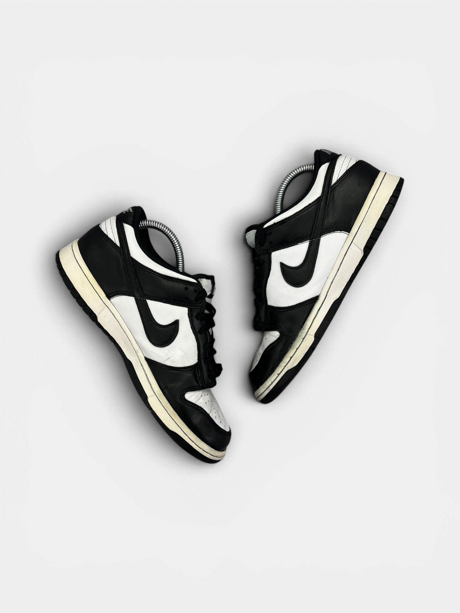 Nike Dunk Low Panda — buty sportowe damskie w dobrym stanie rozmiar 40, widok z góry na wewnętrzną stronę butów