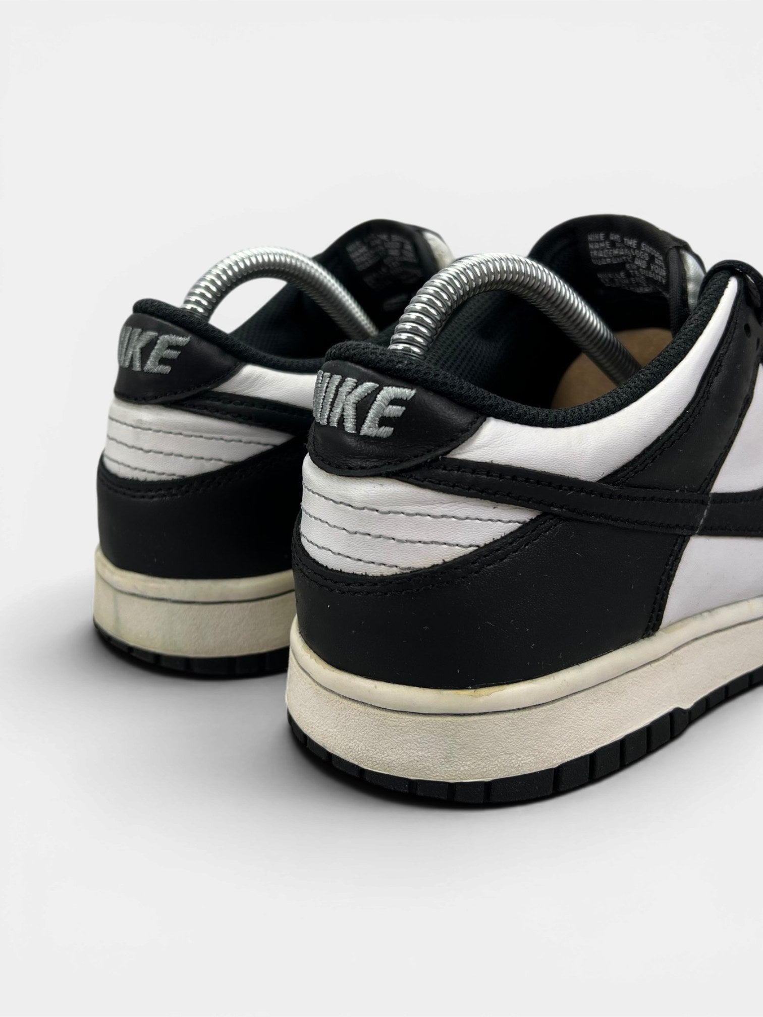 Nike Dunk Low Panda — buty sportowe damskie w dobrym stanie rozmiar 40, widok z tyłu