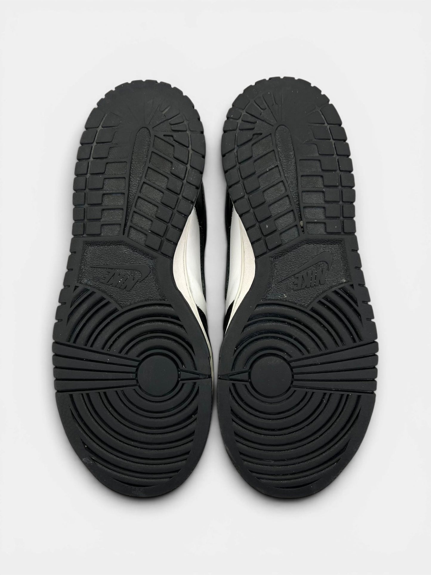 Nike Dunk Low Panda — buty sportowe damskie w dobrym stanie rozmiar 40, podeszwa