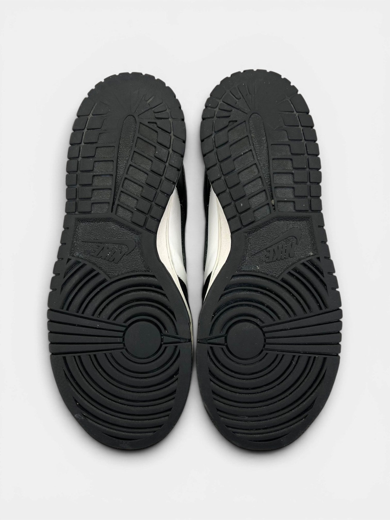 Nike Dunk Low Panda — buty sportowe damskie w dobrym stanie rozmiar 40, podeszwa