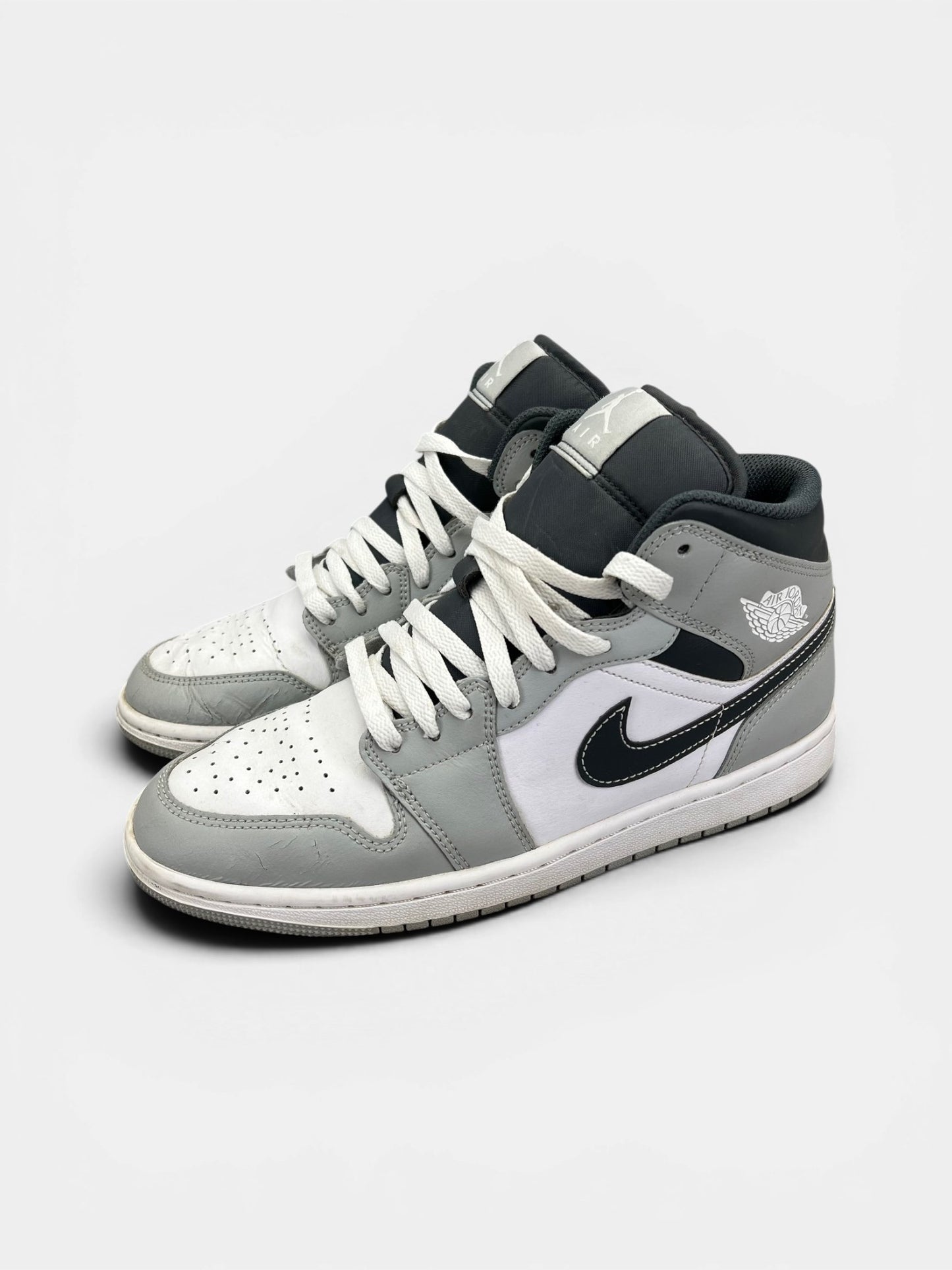 Jordan Air Jordan 1 Mid Light Smoke Grey — buty sportowe męskie w zadowalającym stanie rozmiar 42, widok z boku