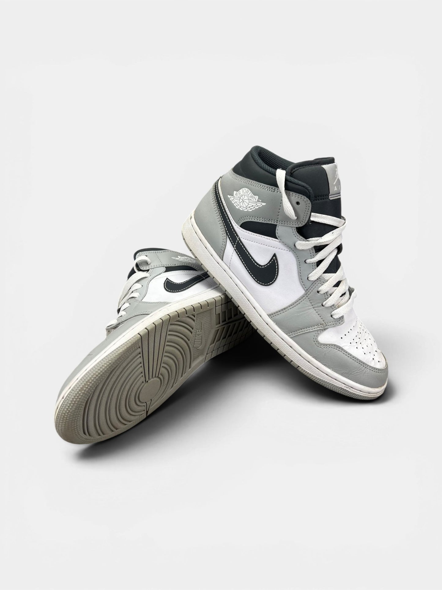 Jordan Air Jordan 1 Mid Light Smoke Grey — buty sportowe męskie w zadowalającym stanie rozmiar 42, boczny profil