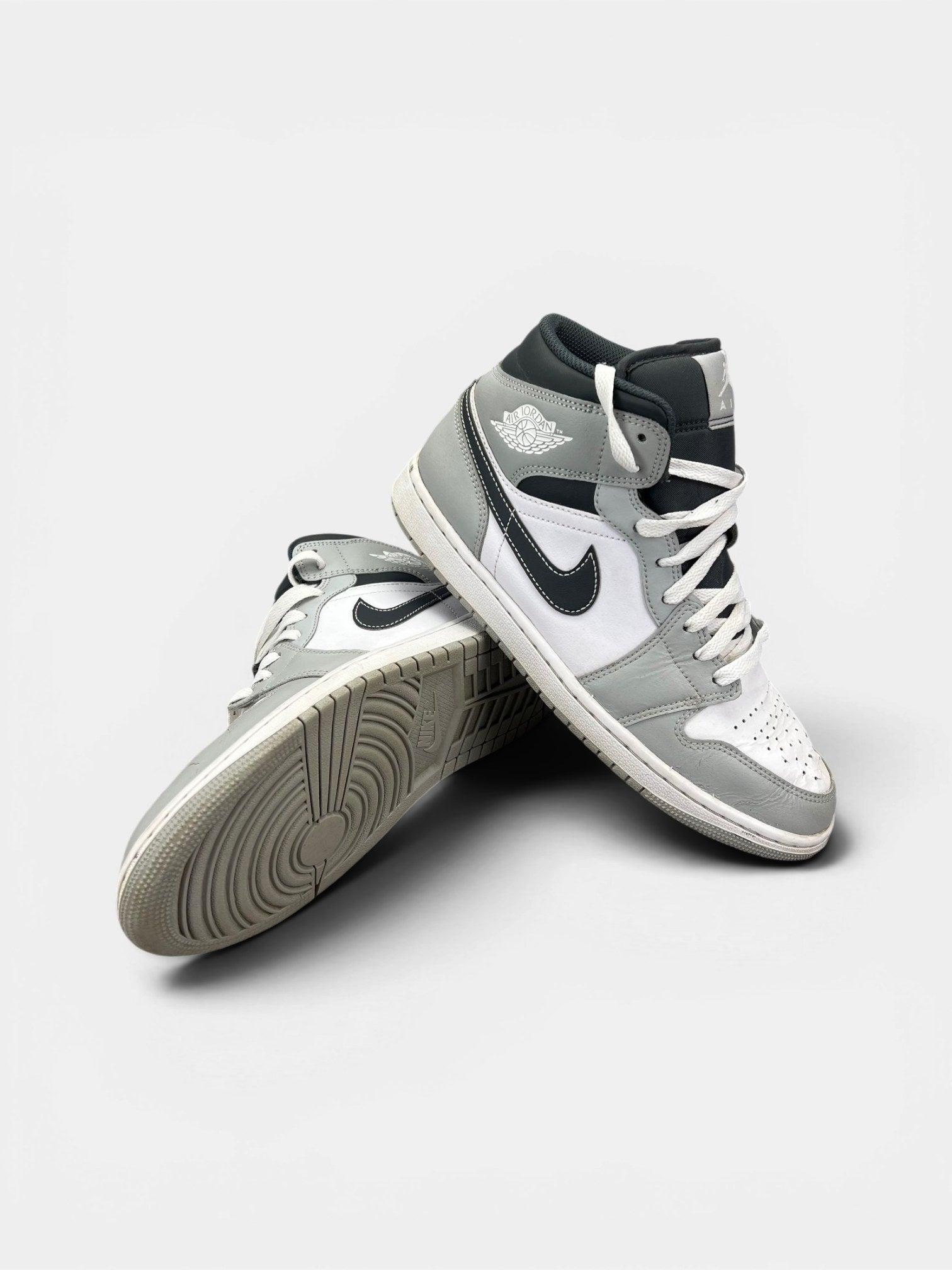Jordan Air Jordan 1 Mid Light Smoke Grey — buty sportowe męskie w zadowalającym stanie rozmiar 42, boczny profil