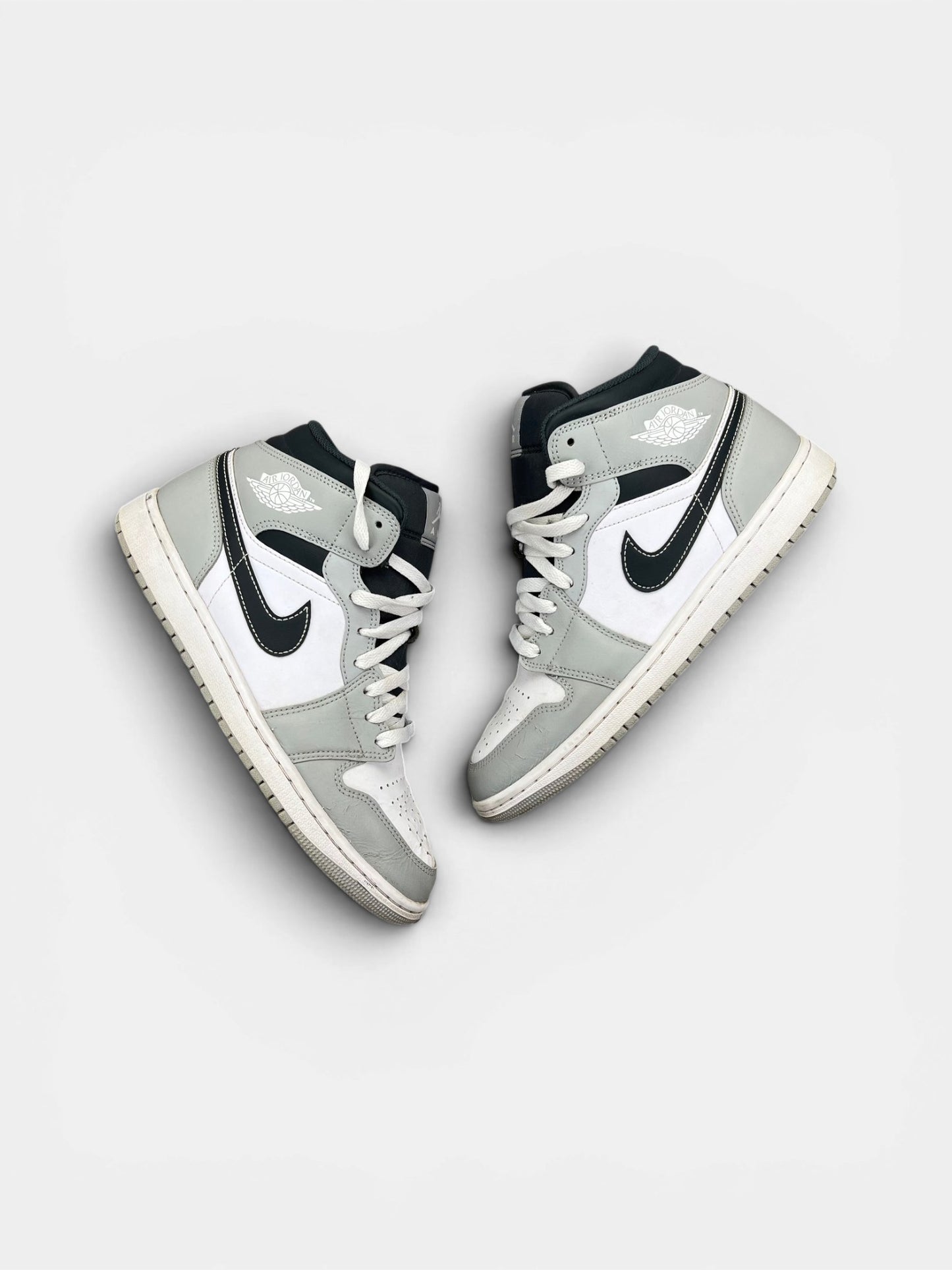 Jordan Air Jordan 1 Mid Light Smoke Grey — buty sportowe męskie w zadowalającym stanie rozmiar 42, widok z góry na zewnętrzną stronę butów