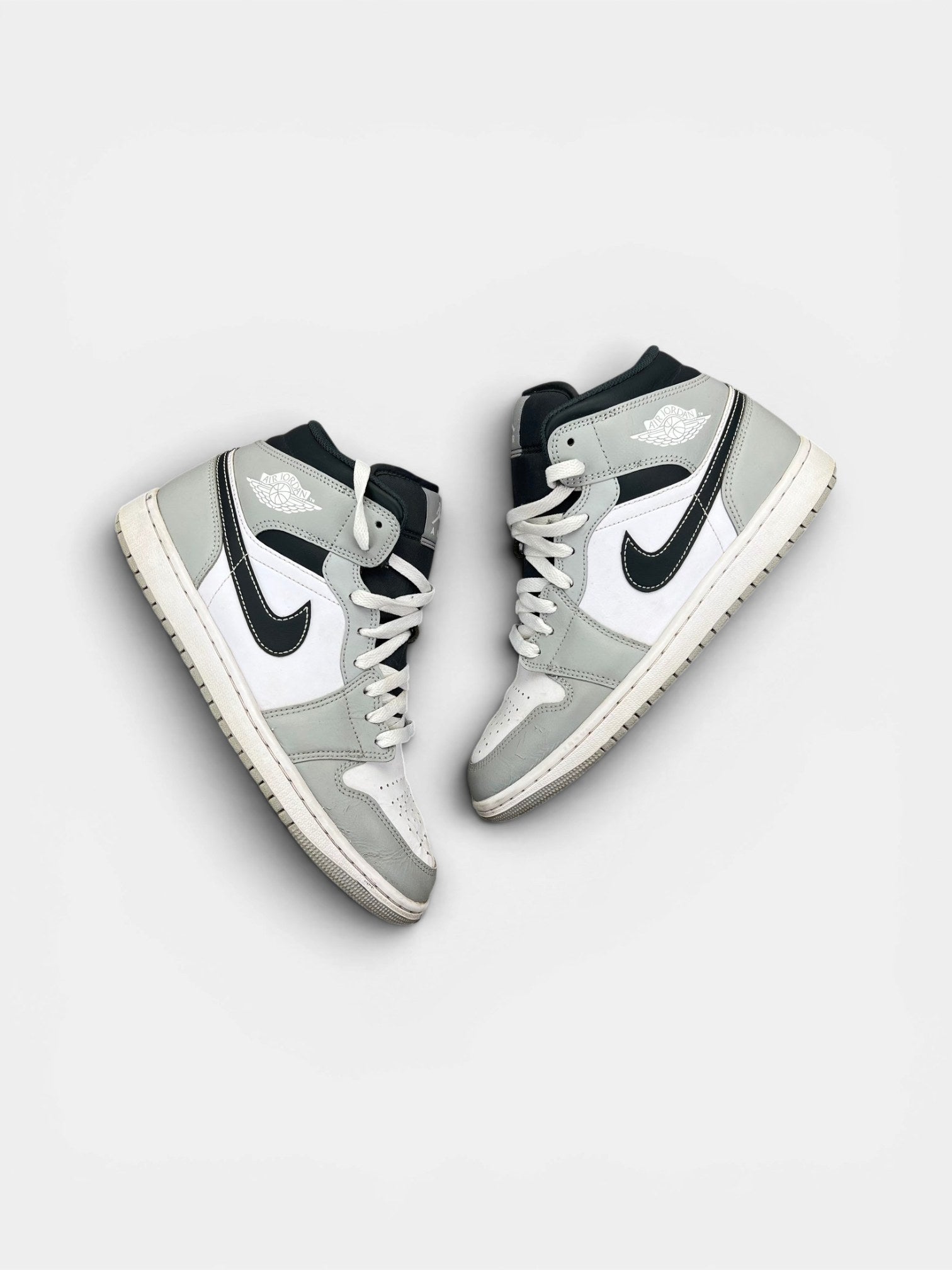 Jordan Air Jordan 1 Mid Light Smoke Grey — buty sportowe męskie w zadowalającym stanie rozmiar 42, widok z góry na zewnętrzną stronę butów