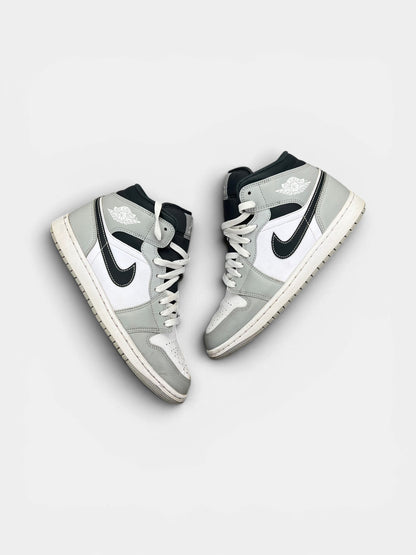 Jordan Air Jordan 1 Mid Light Smoke Grey — buty sportowe męskie w zadowalającym stanie rozmiar 42, widok z góry na zewnętrzną stronę butów