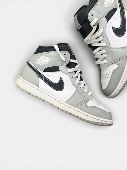 Jordan Air Jordan 1 Mid Light Smoke Grey — buty sportowe męskie w zadowalającym stanie rozmiar 42, zewnętrzny panel prawego buta
