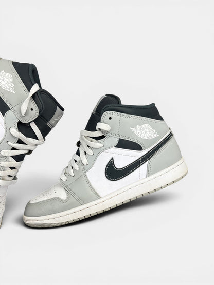 Jordan Air Jordan 1 Mid Light Smoke Grey — buty sportowe męskie w zadowalającym stanie rozmiar 42, zewnętrzny panel lewego buta